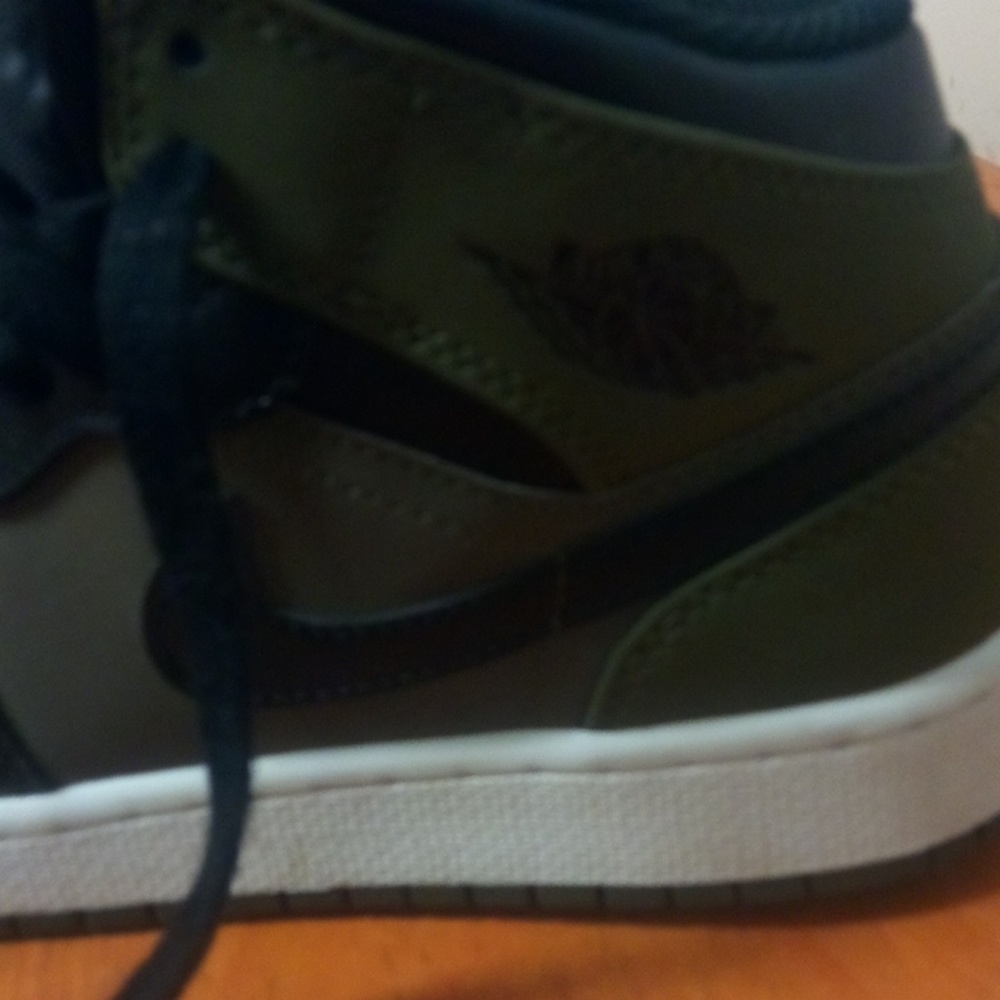 Boys Nike Air Jordan 1 mid Olive/Black - Picture 3 of 5